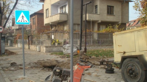 Пропадна тротоар до училище Левски Зейна дупка с човешки бой