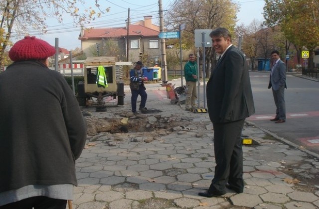 Обезопасяват пропадналия тротоар