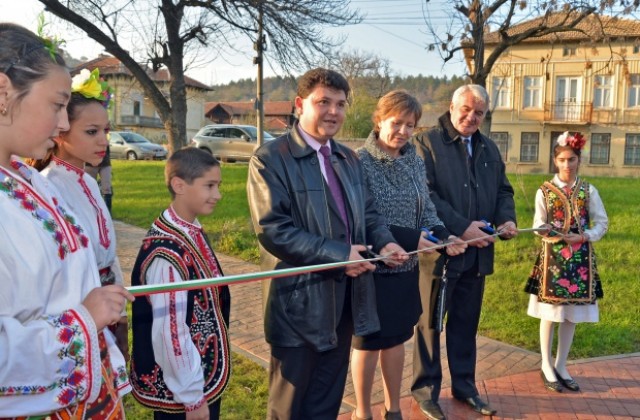 Откриха два обновени парка в Сухиндол за над 400 000 лв.