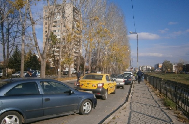 КАТ "атакува" на главна улица в Кюстендил, следи за гуми, светлини и чистачки