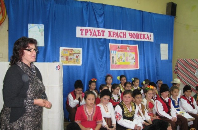 Уважение към традициите и труда представиха в ІІІ ОУ „Проф.Марин Дринов”