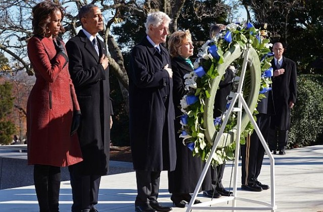 Обама и Клинтън се поклониха пред гроба на Кенеди