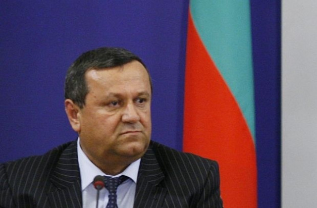 Замразяването на възрастта и стажа за пенсия ще е само за година, заяви Адемов