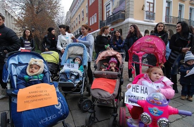 Майки в Хасково протестираха срещу вдигането на градинските такси