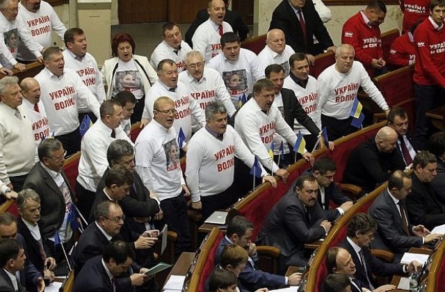 Украинският парламент не пуска Тимошенко да се лекува в чужбина