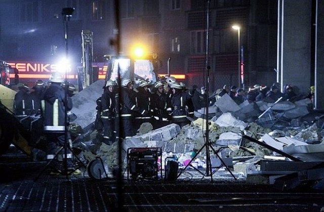 Жертвите на срутването на търговския център в Рига станаха 43