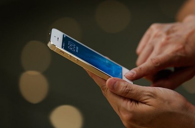 Обмислят да разрешат използването на мобилни телефони по време на полет