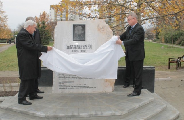 В Търговище бе открит паметник на ген. Казимир Ернрот