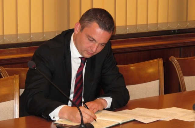 Кметът за отменената му заповед: Това е демагогия