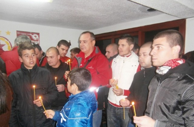 „Ние сме армейците- само ЦСКА, скандираха фенове пред новия си дом в Кюстендил