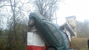 Пиян шофьор качи колата си на автобусна спирка