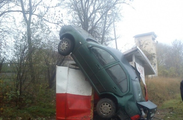 Пиян шофьор качи колата си на автобусна спирка
