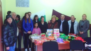 ВМРО Кюстендил дариха храни и дрехи на децата от център