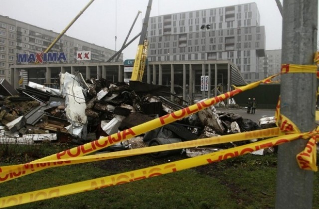 Сриват до основи супермаркета, който уби 54 души в Рига