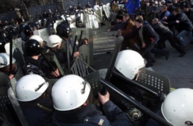 Жестоки сблъсъци между протестиращи и полиция в Киев
