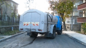 Цистерна блокира път нервни работници асфалтират