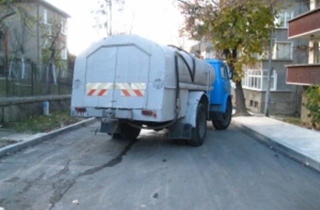 Цистерна блокира път, нервни работници асфалтират