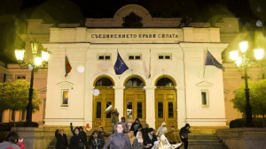 Ранобудни студенти преминаха загражденията пред Парламента