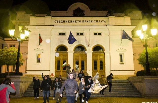 „Ранобудни студенти” преминаха загражденията пред Парламента