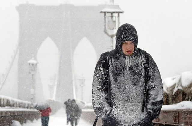 13 жертви на снежната буря в САЩ, стотици полети са отменени