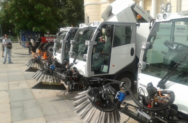 С новите машини чистим и снега от тротоарите. Минават по 50 км. на ден