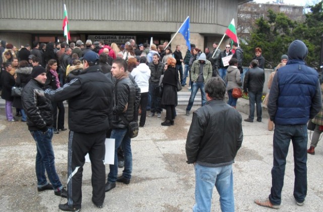 Забраната за коли в Морската градина застрашавала живота на делфините