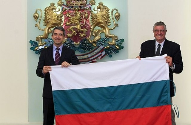 Плевнелиев връчи знамето на учените от антарктическата експедиция