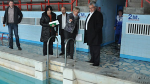 Отново работи покритият плувен басейн във Враца