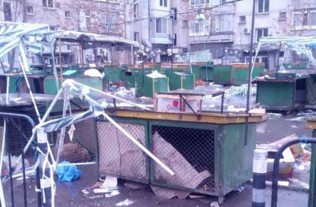 До дни разчистват паркинга на пазара
