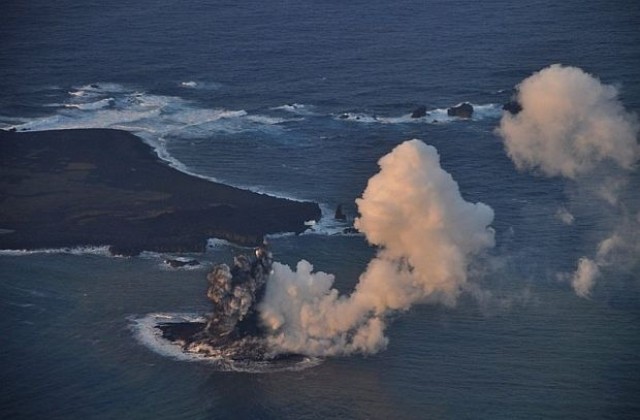 Установиха изтичане на лава на образувалия се при вулканична дейност остров