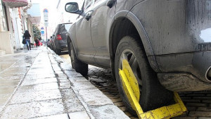 Винетките за паркиране и скобите за колите в София са