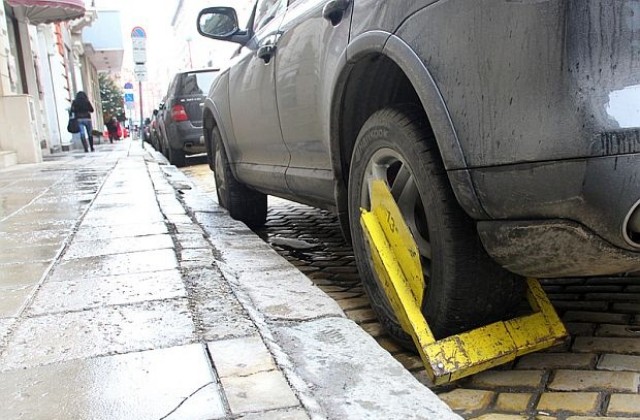 Винетките за паркиране и скобите за колите в София са законни