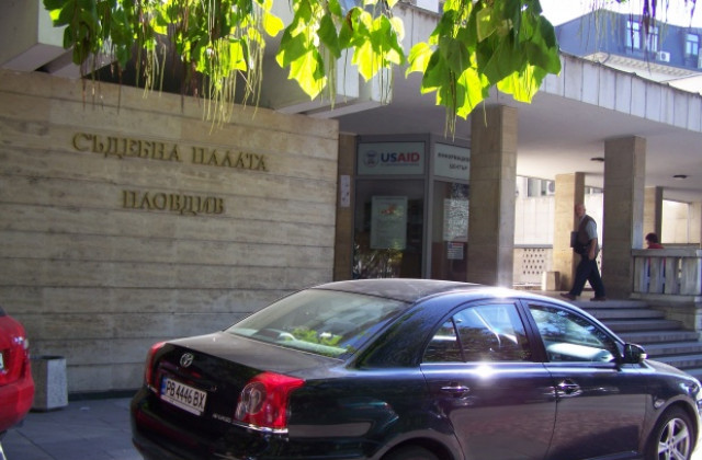 Съдят мъж, взривил автомобил