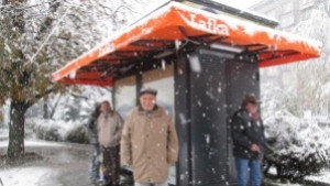 Мокри и недоволни габровци ругаят по спирките