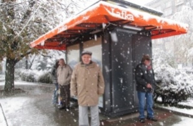 Мокри и недоволни габровци ругаят по спирките