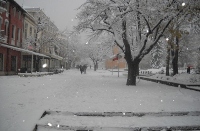 Е сега вече – „Честит първи красив сняг!“ Проблемите по пътищата обаче започнаха