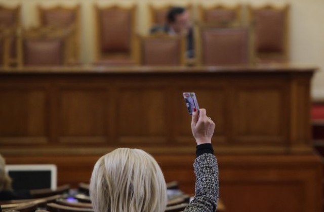 БСП и ДПС не успяха да отхвърлят ветото на Плевнелиев за чужденците