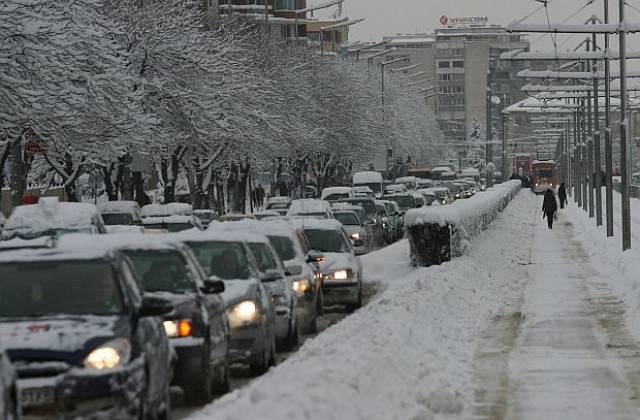 Обилният снеговалеж затрудни движението в София и страната