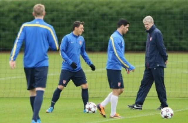 Йозил и Венгер се шегуват за дузпата