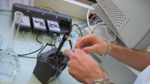 Разработиха метод за управление на инвалидна количка чрез пиърсинг на