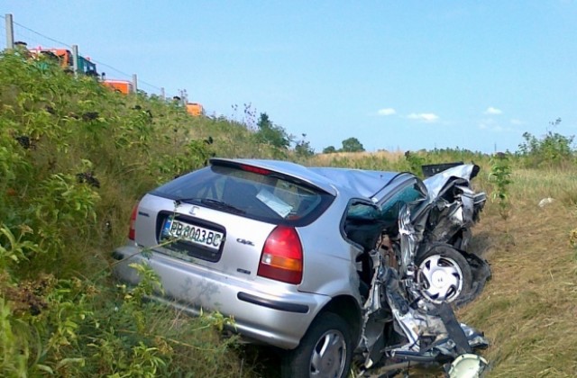 Пиян шофьор падна в яма