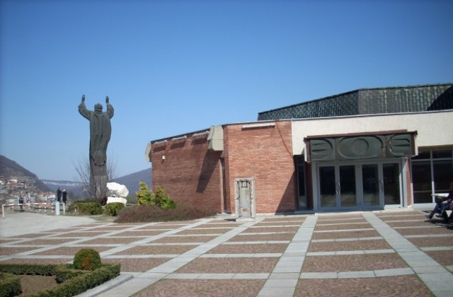 Единодушно утвърдиха носителя на Академичната награда на Община В. Търново