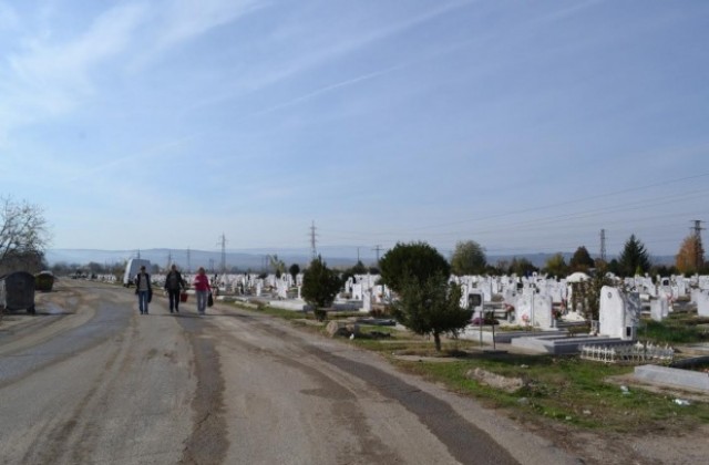 Община Казанлък намали цените на услугите в Гробищния парк