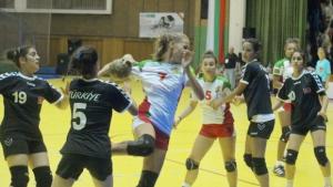 Хандбалистките на Христо Коев с две победи в Монтерей