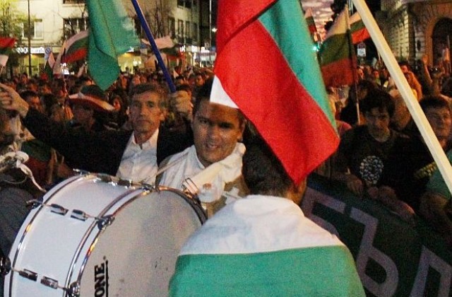 Протест срещу правителството въпреки студеното време