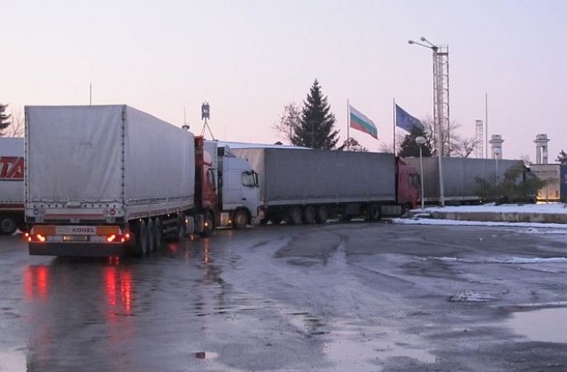 Интензивен трафик и задръстване на Дунав мост през целия ден