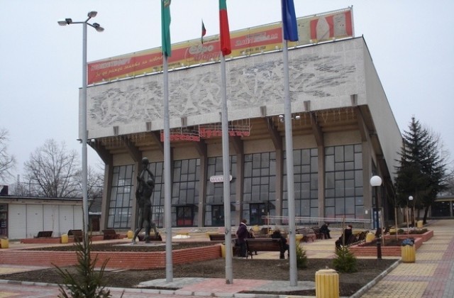 Коледно играят футбол и бадминтон в Димитровград