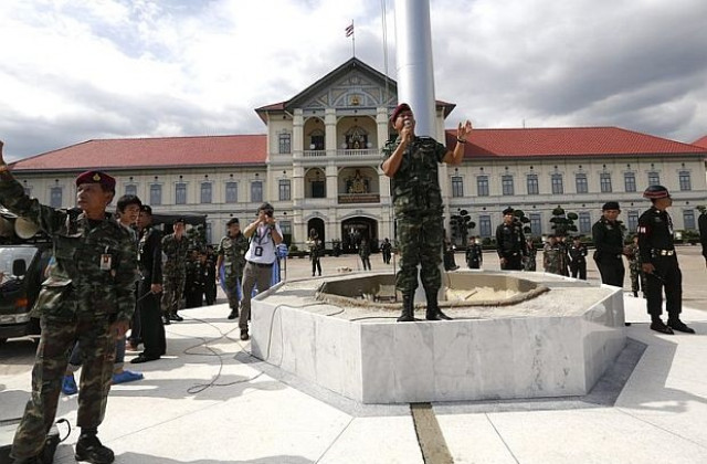 Демонстранти нахлуха в щаба на сухопътните войски в Тайланд