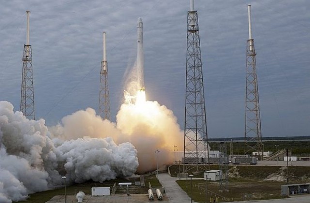 SpaceX отложи изстрелването на Falcon 9 с първия търговски спътник на борда