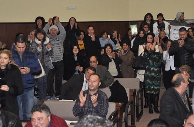 Майки, Бареков и напористи момчета отложиха общинска сесия в Хасково